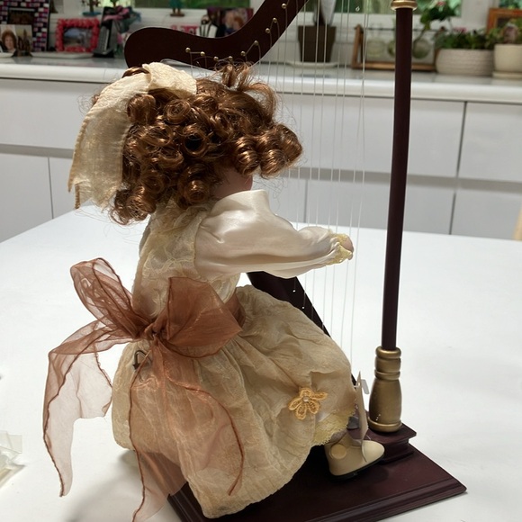 Lovely doll and harp - Picture 6 of 6